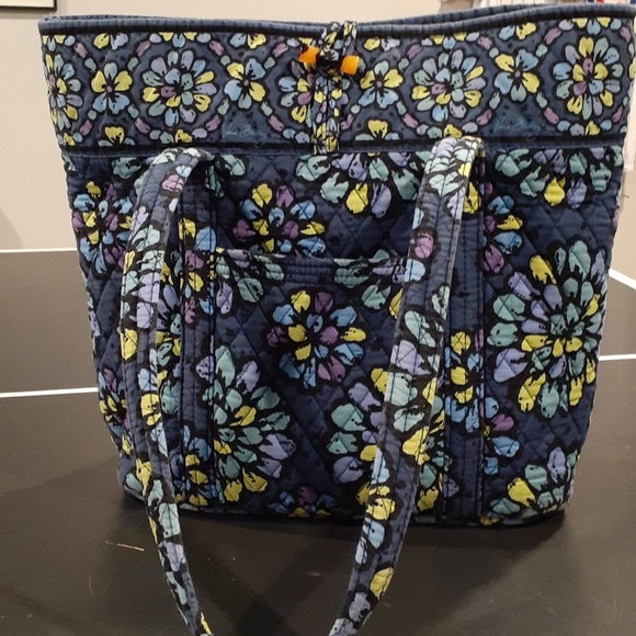 Vera Bradley Handbags - EUC VERA BRADLEY LARGER TOTE INDIGO